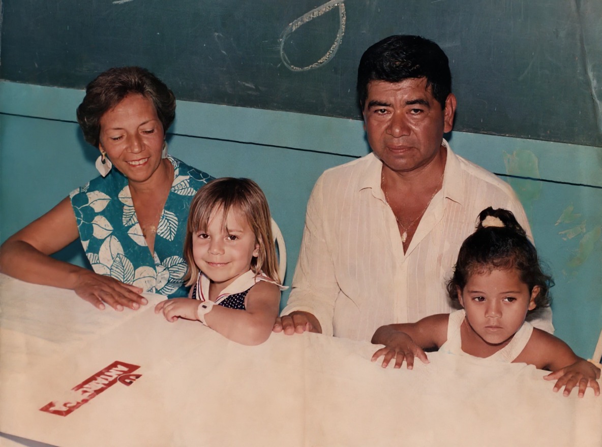 Foto restaurada e colorida da família