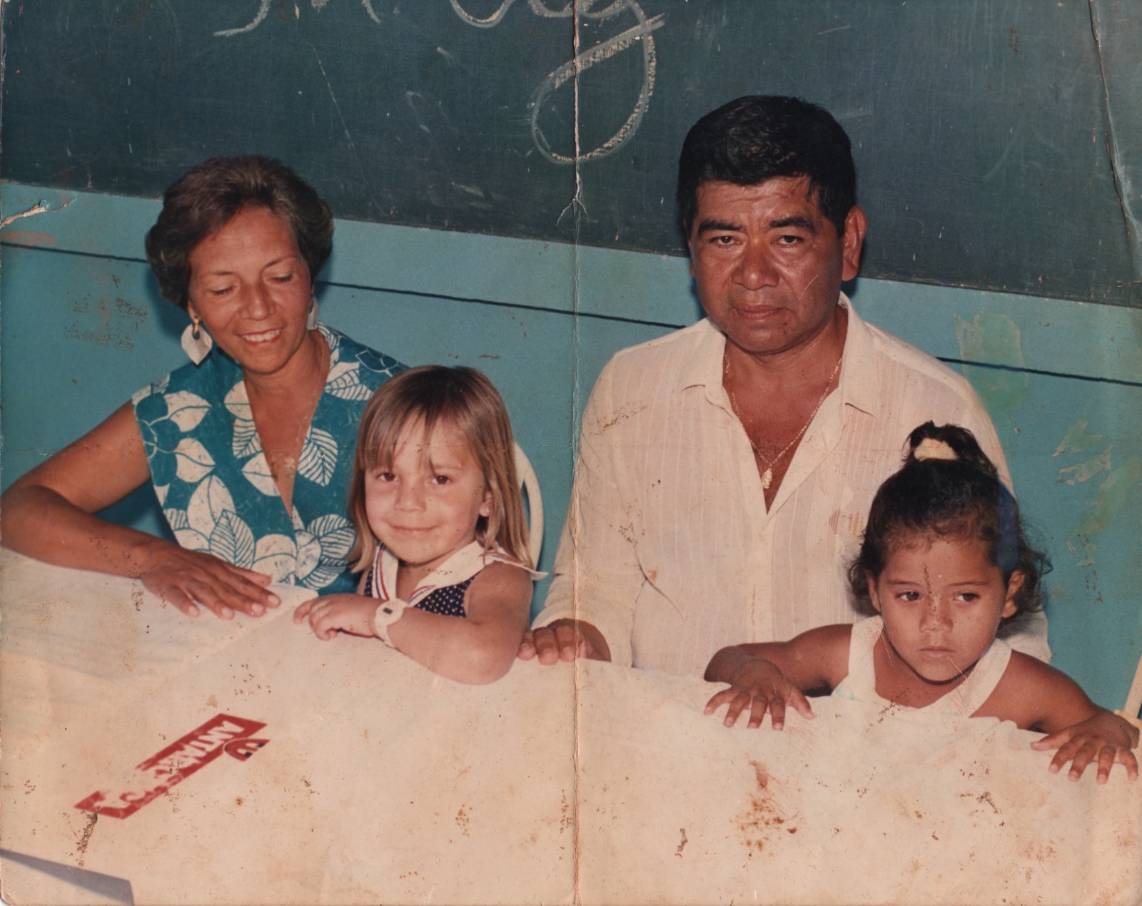Foto antiga desbotada de família